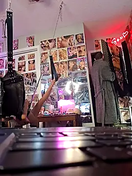 Snapshot of luvs2cumm69 chatting on February 26, 1:14 am luvs2cumm69 online show from February 26, 1:14 am