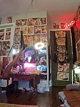 Snapshot of luvs2cumm69 chatting on February 25, 8:11 pm luvs2cumm69 online show from February 25, 8:11 pm