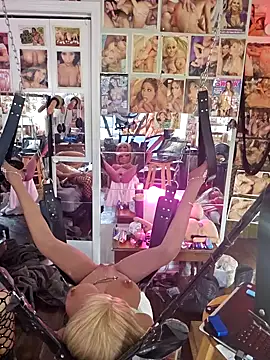 Snapshot of luvs2cumm69 chatting on February 9, 9:39 pm luvs2cumm69 online show from February 9, 9:39 pm