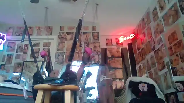 luvs2cumm69 online show from April 16, 5:25 pm