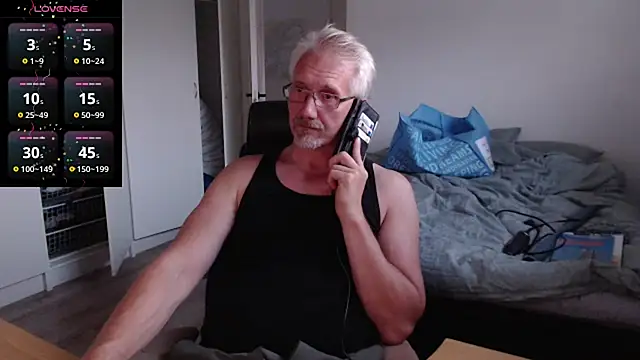 Snapshot of tom-swede chatting on July 13, 7:35 pm tom-swede online show from July 13, 7:35 pm