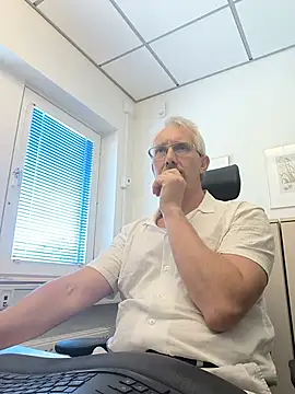 Snapshot of tom-swede chatting on July 21, 10:27 am tom-swede online show from July 21, 10:27 am