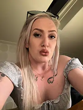 Snapshot of QueenOfFknBj chatting on March 21, 7:13 pm QueenOfFknBj online show from March 21, 7:13 pm