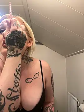 Snapshot of QueenOfFknBj chatting on January 13, 3:47 pm QueenOfFknBj online show from January 13, 3:47 pm