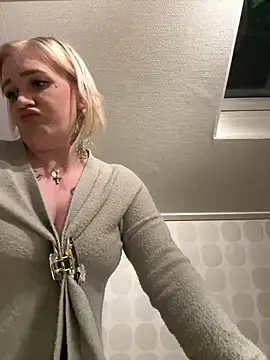 Snapshot of QueenOfFknBj chatting on January 13, 7:10 pm QueenOfFknBj online show from January 13, 7:10 pm