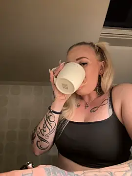 Snapshot of QueenOfFknBj chatting on December 22, 5:42 pm QueenOfFknBj online show from December 22, 5:42 pm