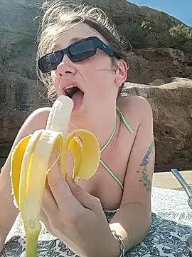 Snapshot of stupid_babybird chatting on November 22, 5:23 pm stupid babybird online show from November 22, 5:23 pm