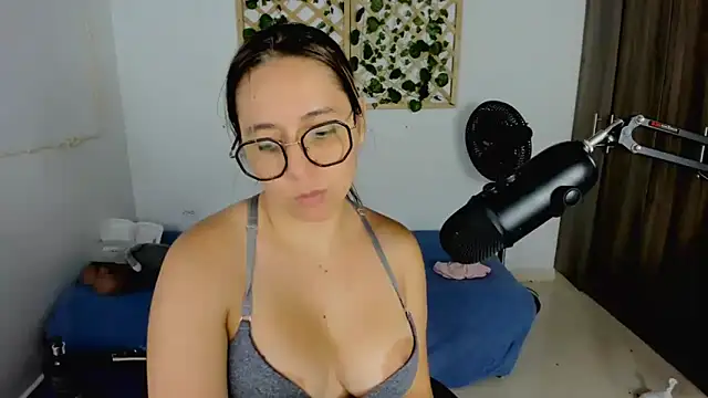 Snapshot of isa_loves_cum chatting on September 17, 11:51 pm isa loves cum online show from September 17, 11:51 pm