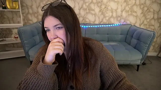 RosieMoons online show from February 3, 8:25 pm