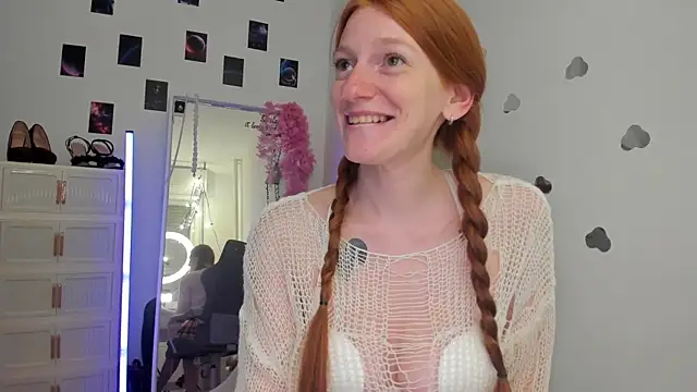 Snapshot of Aliceginger99 chatting on May 19, 1:29 pm Aliceginger99 online show from May 19, 1:29 pm