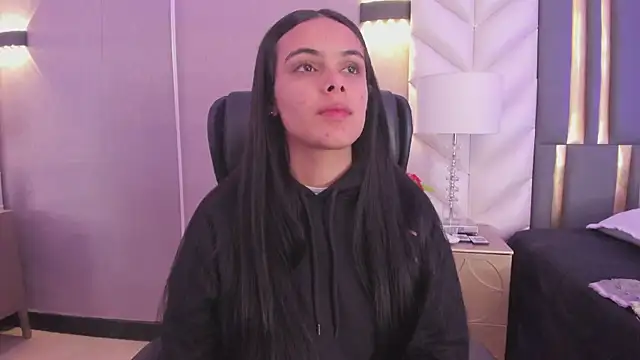 ChloeHarper  online show from February 4, 11:38 am