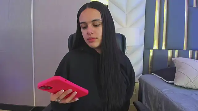 ChloeHarper  online show from May 6, 11:47 am