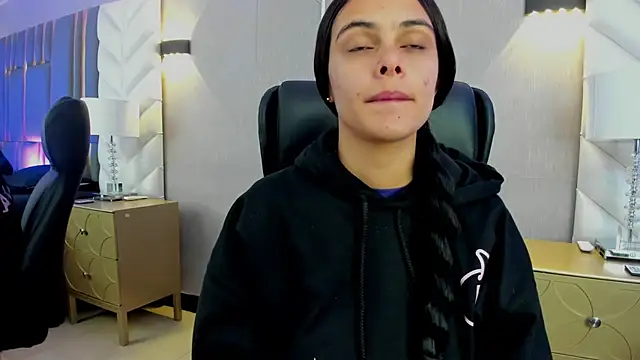 ChloeHarper  online show from December 18, 12:20 pm