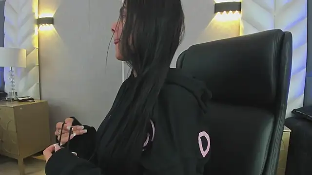 ChloeHarper  online show from December 17, 11:48 am