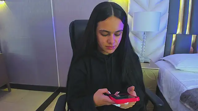 ChloeHarper  online show from February 7, 11:40 am