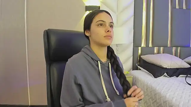 Snapshot of ChloeHarper_ chatting on June 8, 11:44 am ChloeHarper online show from June 8, 11:44 am