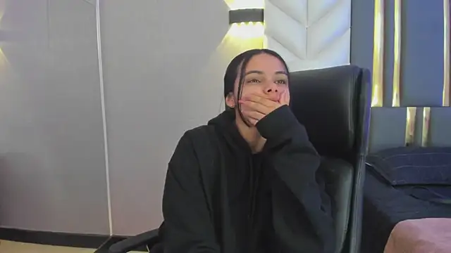 ChloeHarper  online show from April 9, 11:38 am