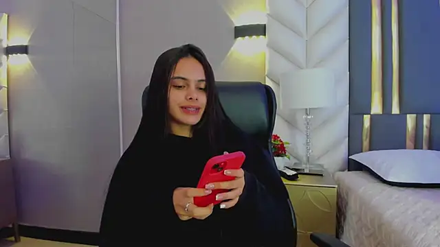ChloeHarper  online show from May 4, 11:57 am