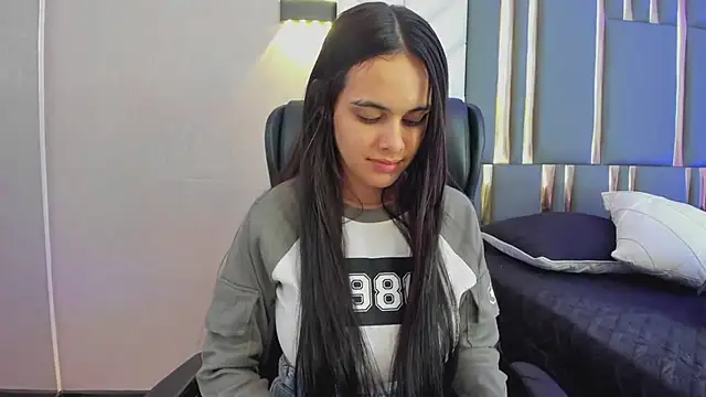 ChloeHarper  online show from May 30, 11:49 am