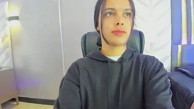 ChloeHarper  online show from April 10, 11:39 am