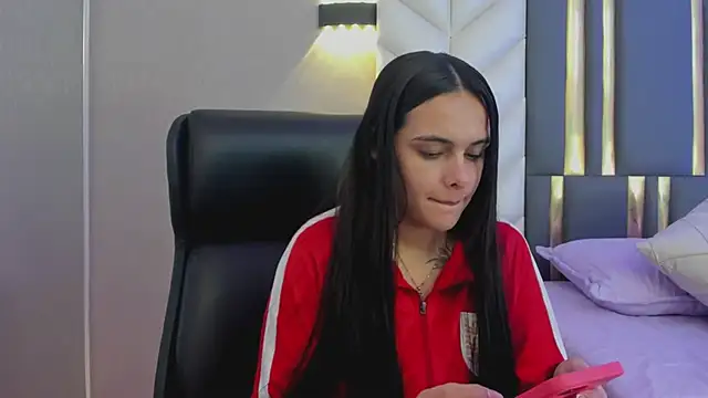 ChloeHarper  online show from May 18, 11:48 am
