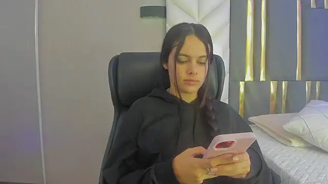 Snapshot of ChloeHarper_ chatting on July 13, 11:53 am ChloeHarper online show from July 13, 11:53 am