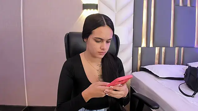 ChloeHarper  online show from May 8, 11:47 am