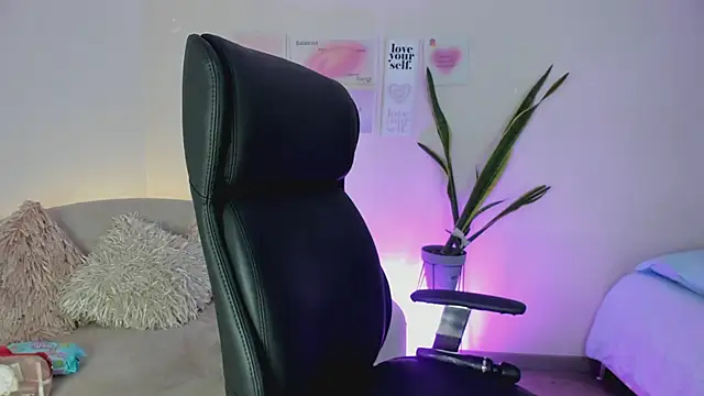 ChloeHarper  online show from March 3, 4:15 pm
