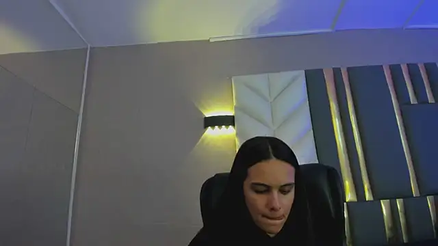 ChloeHarper  online show from April 23, 11:38 am