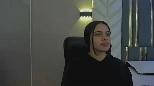 ChloeHarper  online show from May 22, 11:41 am