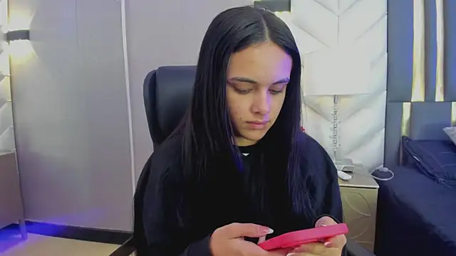 ChloeHarper  online show from April 14, 11:48 am