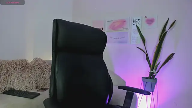 ChloeHarper  online show from February 14, 12:36 pm