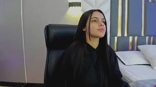 ChloeHarper  online show from May 7, 11:46 am