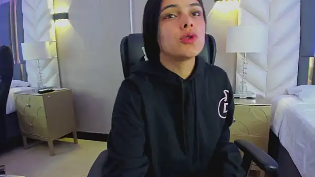 ChloeHarper  online show from January 10, 11:38 am