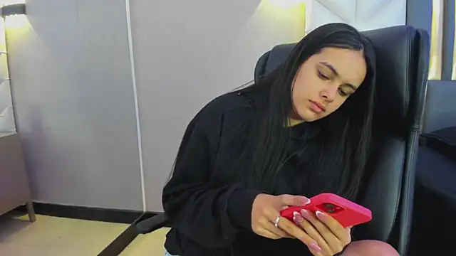 ChloeHarper  online show from April 4, 12:01 pm