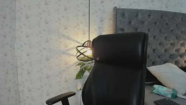 Snapshot of ChloeHarper_ chatting on July 18, 2:58 pm ChloeHarper online show from July 18, 2:58 pm