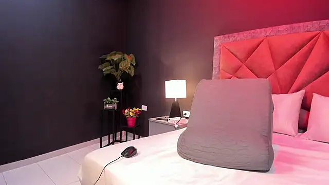 mia milff online show from January 6, 7:18 pm