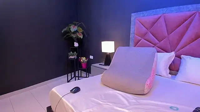 mia milff online show from March 12, 7:29 pm