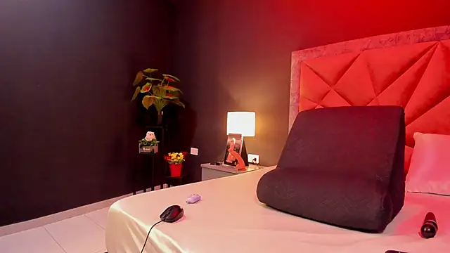 mia milff online show from November 2, 6:35 pm