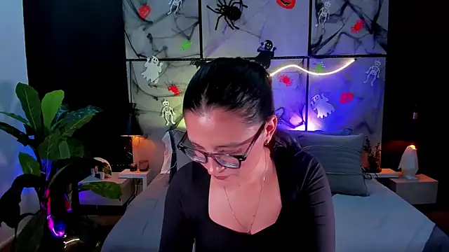 Gia Mazzon online show from October 30, 9:01 pm