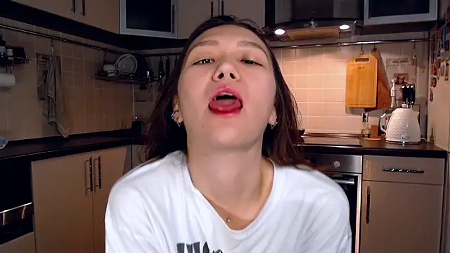 Kelly Yon online show from September 23, 8:49 pm