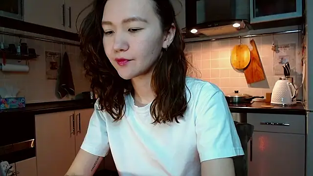 Kelly Yon online show from March 12, 9:03 pm