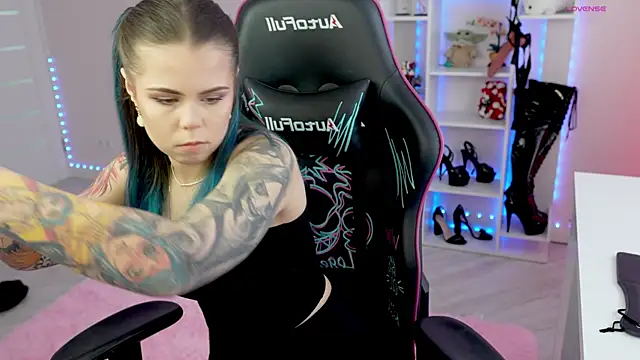 Latex Kitty online show from April 3, 12:00 pm