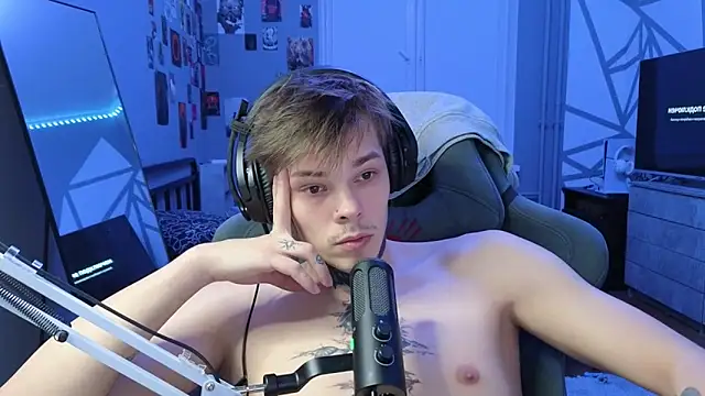 DENIS HERE online show from March 3, 8:32 pm