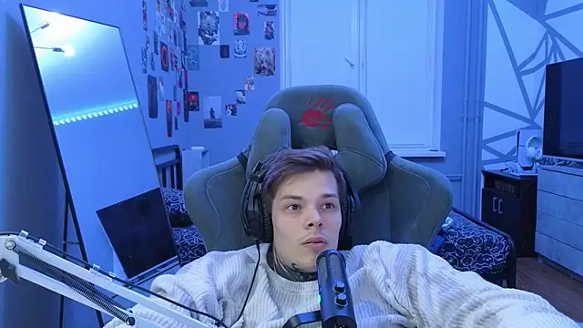 DENIS HERE online show from March 1, 8:42 pm