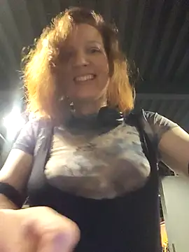 Snapshot of Exhibitionsplit chatting on September 21, 9:42 pm Exhibitionsplit online show from September 21, 9:42 pm