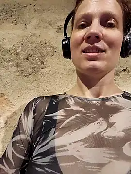 Snapshot of Exhibitionsplit chatting on November 7, 2:21 pm Exhibitionsplit online show from November 7, 2:21 pm