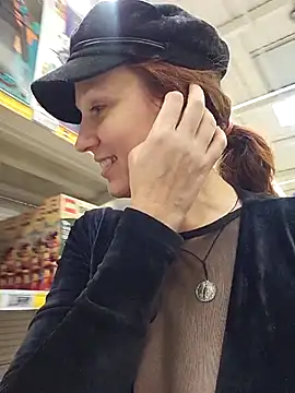 Snapshot of Exhibitionsplit chatting on November 22, 12:37 pm Exhibitionsplit online show from November 22, 12:37 pm