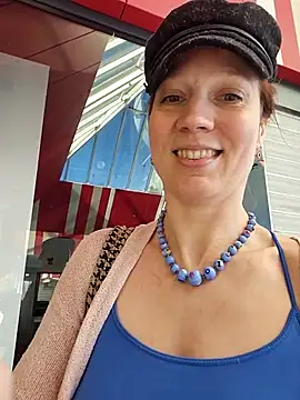 Snapshot of Exhibitionsplit chatting on November 27, 1:22 pm Exhibitionsplit online show from November 27, 1:22 pm