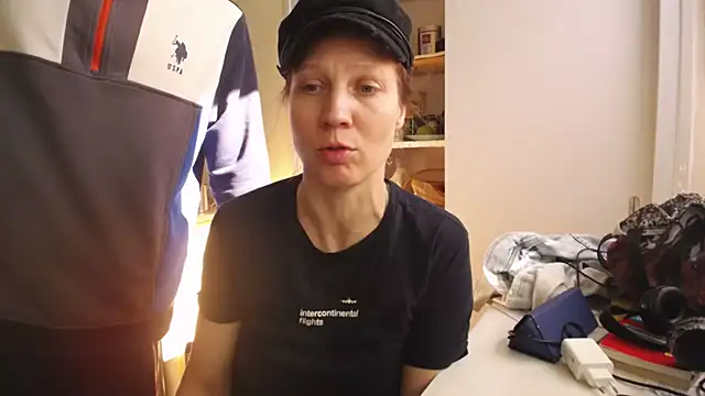 Snapshot of Exhibitionsplit chatting on October 24, 11:42 am Exhibitionsplit online show from October 24, 11:42 am